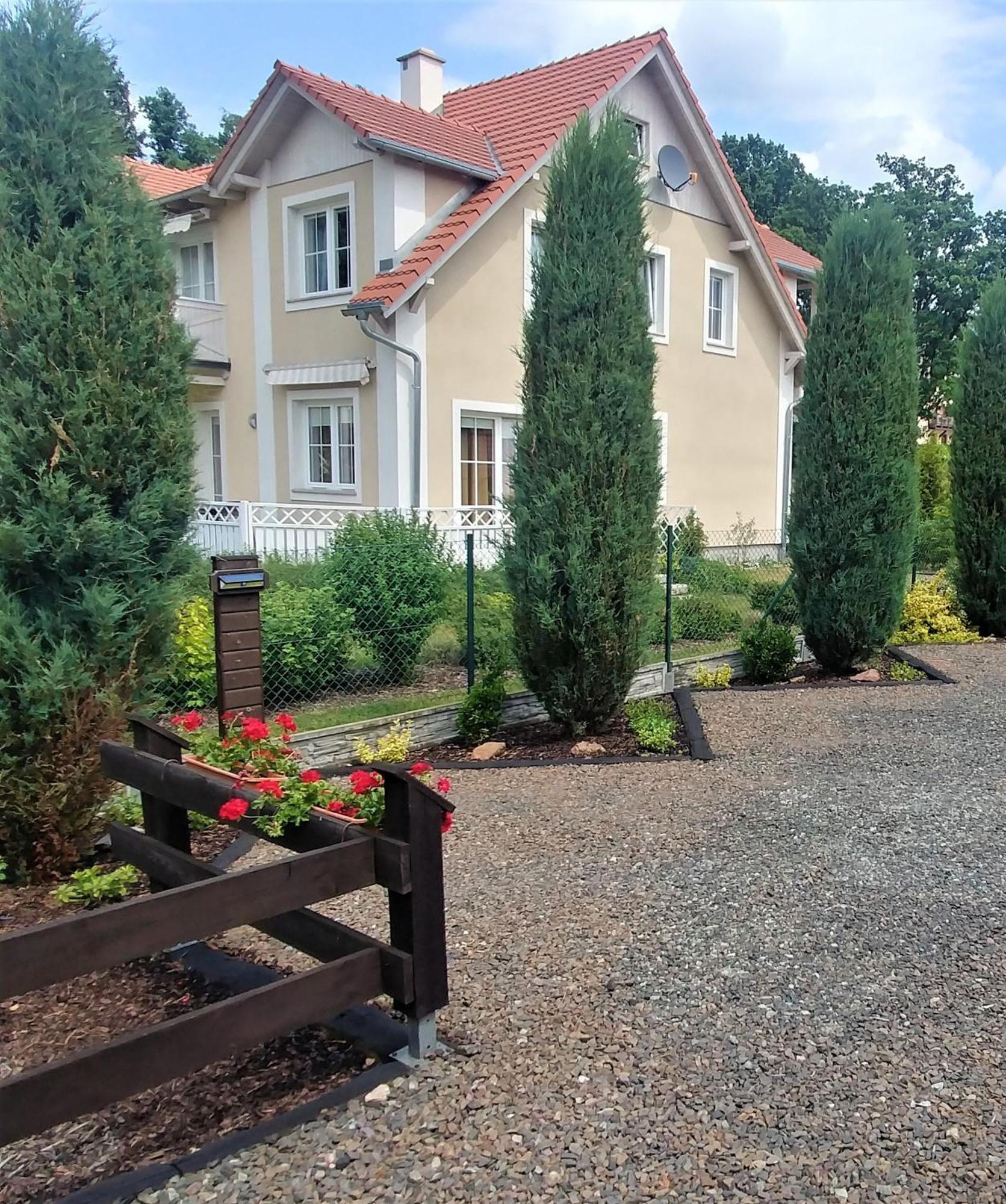 Willa Axla Z Weranda Ogrodem I Parkingiem Kudowa Zdroj Exterior photo